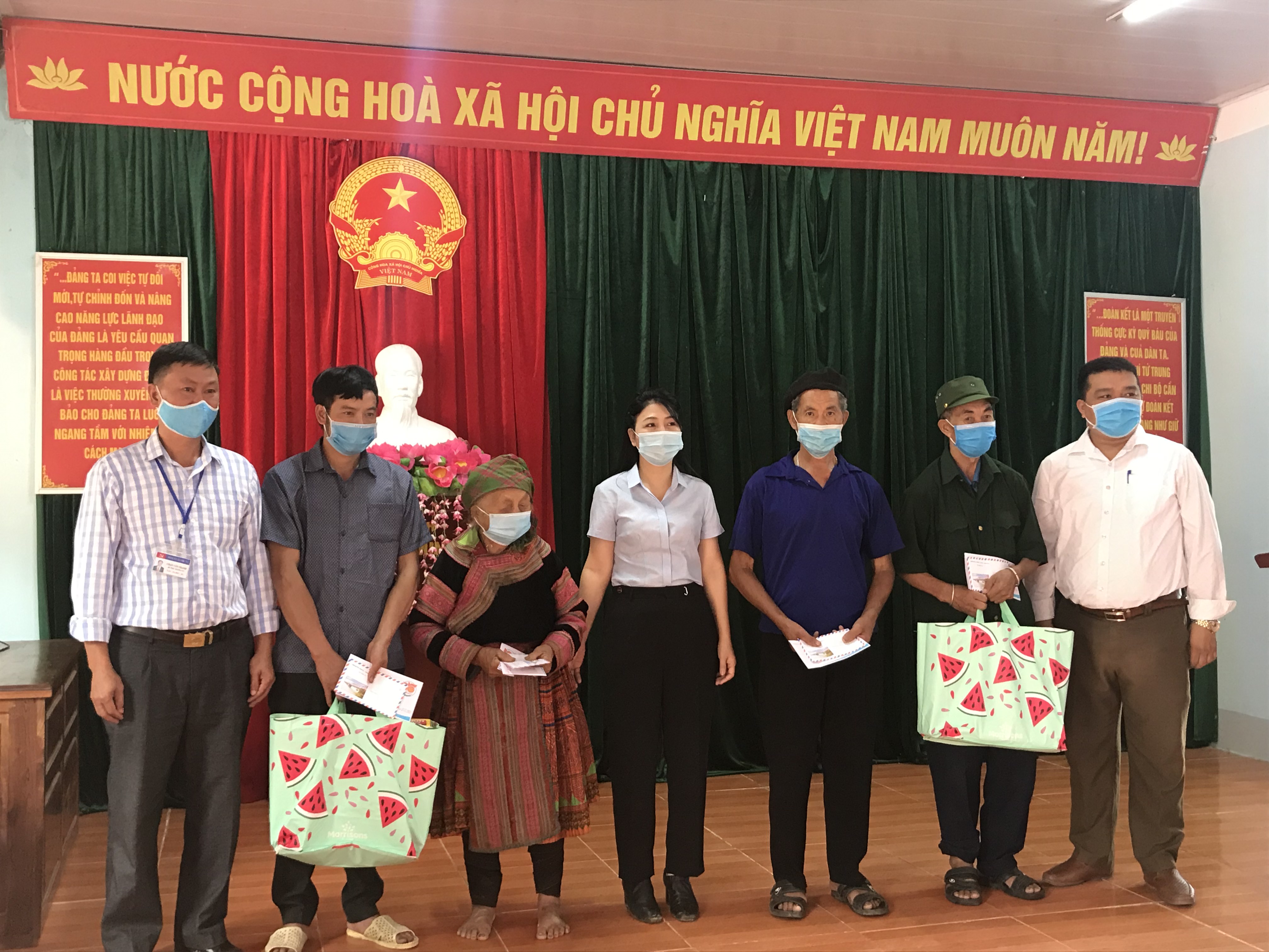 Đồng chí Vũ Thị Hoà – Phó chủ tịch Uỷ ban nhân dân huyện đến thăm và tặng quà các thương binh liệt sỹ nhân ngày 27/7