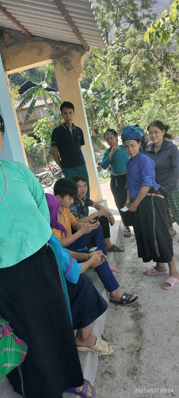 UBND xã Thu Tà tổ chức hỗ trợ người dân cài đặt mã định danh điện tử tại thôn Cặp Tà