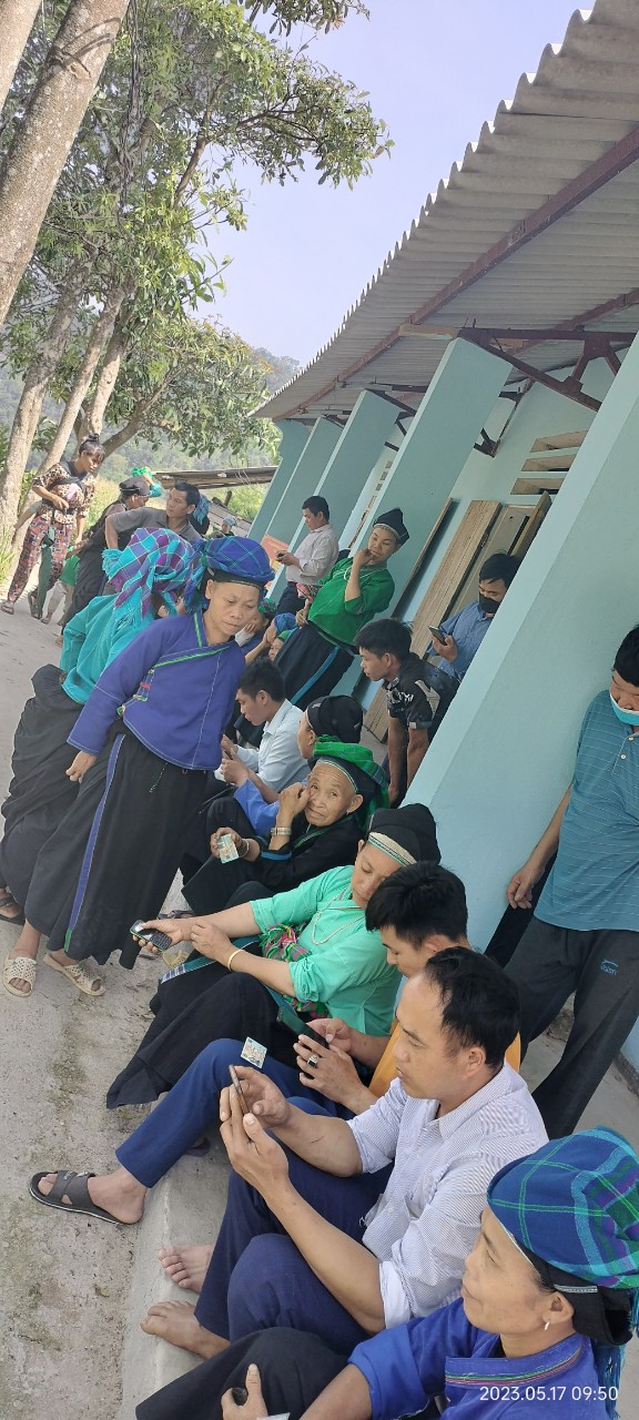 UBND xã Thu Tà tổ chức hỗ trợ người dân cài đặt mã định danh điện tử tại thôn Pạc Phai