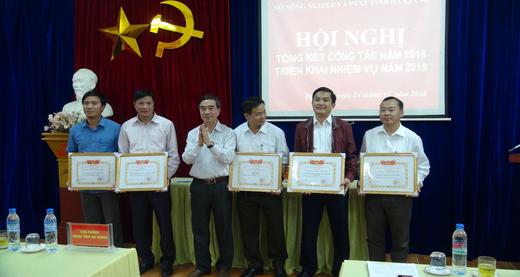Đồng chí Vương Thị Lan, Phó Chủ tịch Hội đồng nhân dân huyện Xín Mần, tặng quà người cao tuổi xã Nấm Dẩn