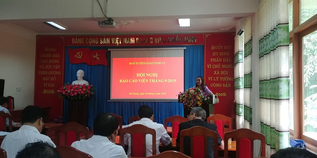 Lễ trao tặng huy hiệu 50 năm tuổi Đảng cho đ/c Lù Tờ Lìn - Đảng viên Chi bộ thôn Ngài Trò xã Thu Tà