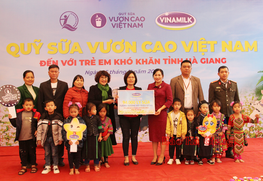 Quỹ sữa Vươn cao Việt Nam trao tặng sữa cho học sinh Mầm non Thu Tà